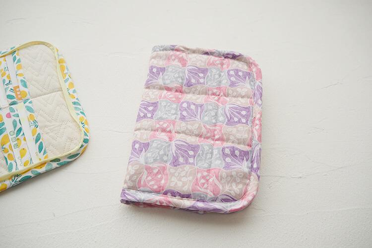 裏地付きマルチポーチの作り方 カードポケット、ファスナーポケット付き 通帳入れ・お薬手帳入れなどにも