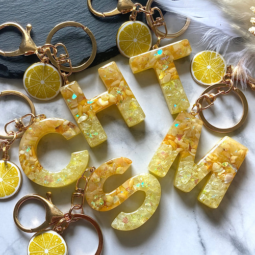 レジンイニシャルキーホルダー いちごチャーム いちごデザイン - メルカリ