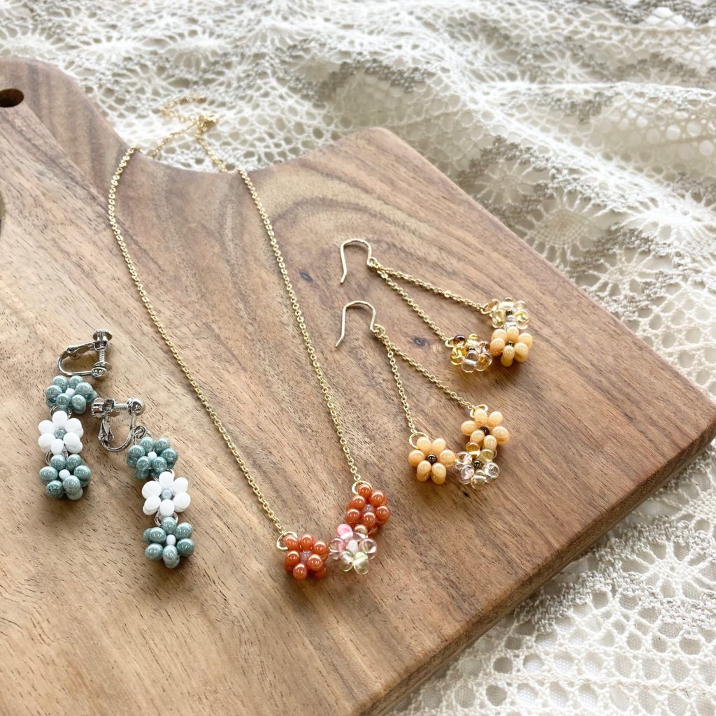 お花の編みブレスレットの作り方 その２ – 天然石ブレスレット・ネックレスの作り方 ハンドメイド