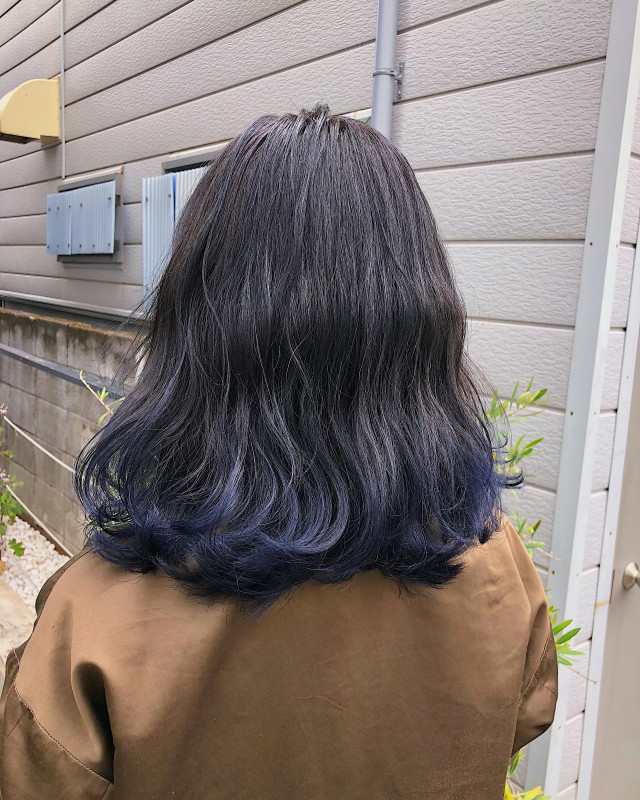 暗い紫味の青から明るく鮮やかな紫へのグラデーションHanaカラーログ