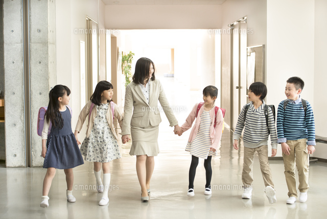 教室の前の廊下を歩く生徒 - イラストレーションのベクターアート素材や画像を多数ご用意 - イラストレーション, コレクション, コンセプト -iStock