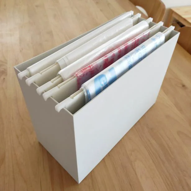 セリアからついに出たtower似収納アイテム収納に困りがちな毎日使うゴミ袋 セリアの選べるふたつのアイテムで すっきり収納できますよ💕キッチンの扉の形状が合えば ハンガータイプの引っ掛け収納が お勧め そうでなければファイルボックスに 入れて使うハンギング