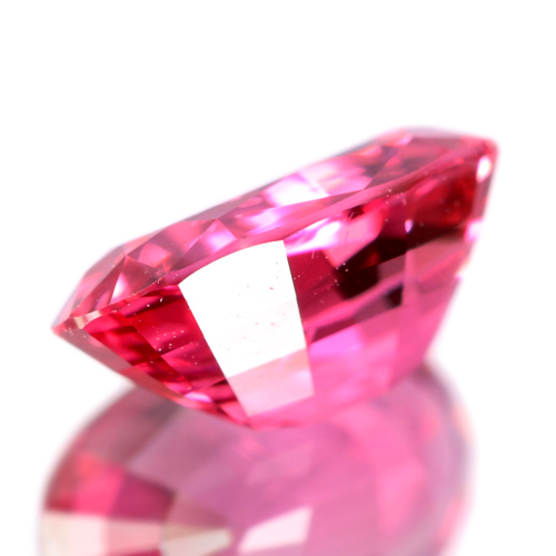 ☆UV蛍光 シルキーピンクスピネル オーバル 0.65ct 限定1個 ※こちらのルースを使用してのカスタマイズもお受けできます。ローズカットダイヤ・カラーストーンのオーダージュエリー ベーネベーネ