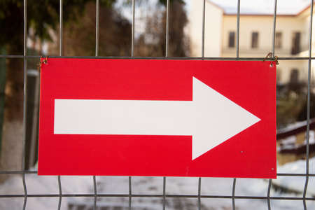 Brady 124381 交通管制標識、レジェンド「駐車禁止 W 右矢印 」、高さ18インチ、幅12インチ、白地に黒と赤