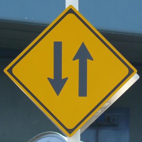 矢印ステッカー 黒＆黄色・上矢印 100角・5枚1組862-37- 安全用品・工事看板通販のサインモール