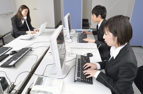 パソコンで仕事する会社員イラストのフリー素材イラストイメージ