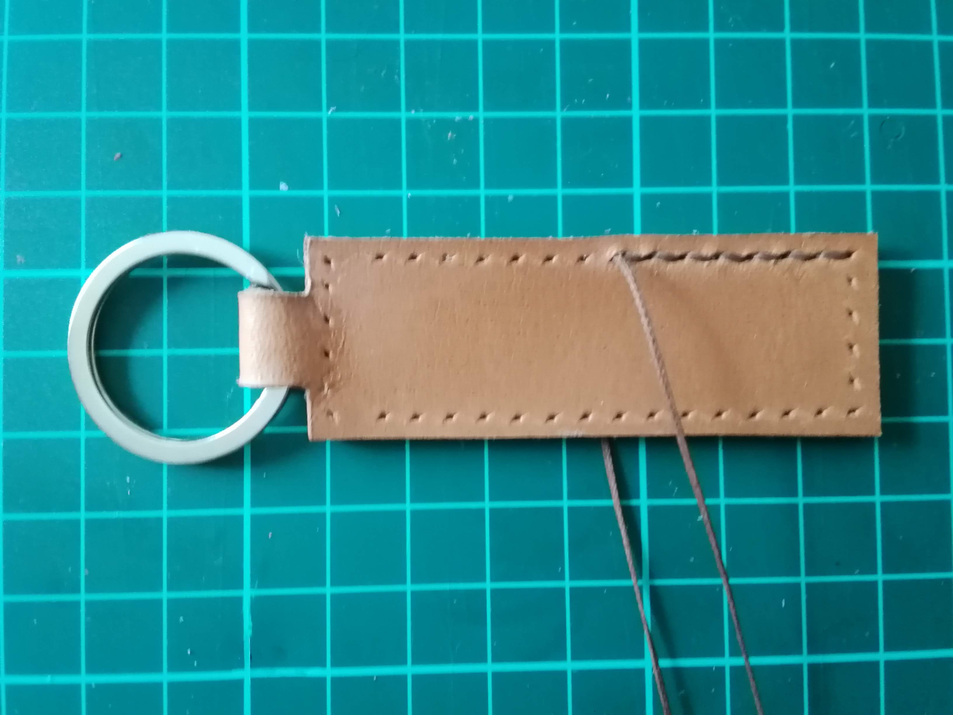 簡単レザークラフト 子ども向け １００円ショップと革はぎれで作るキーホルダー双子女子とこそだて