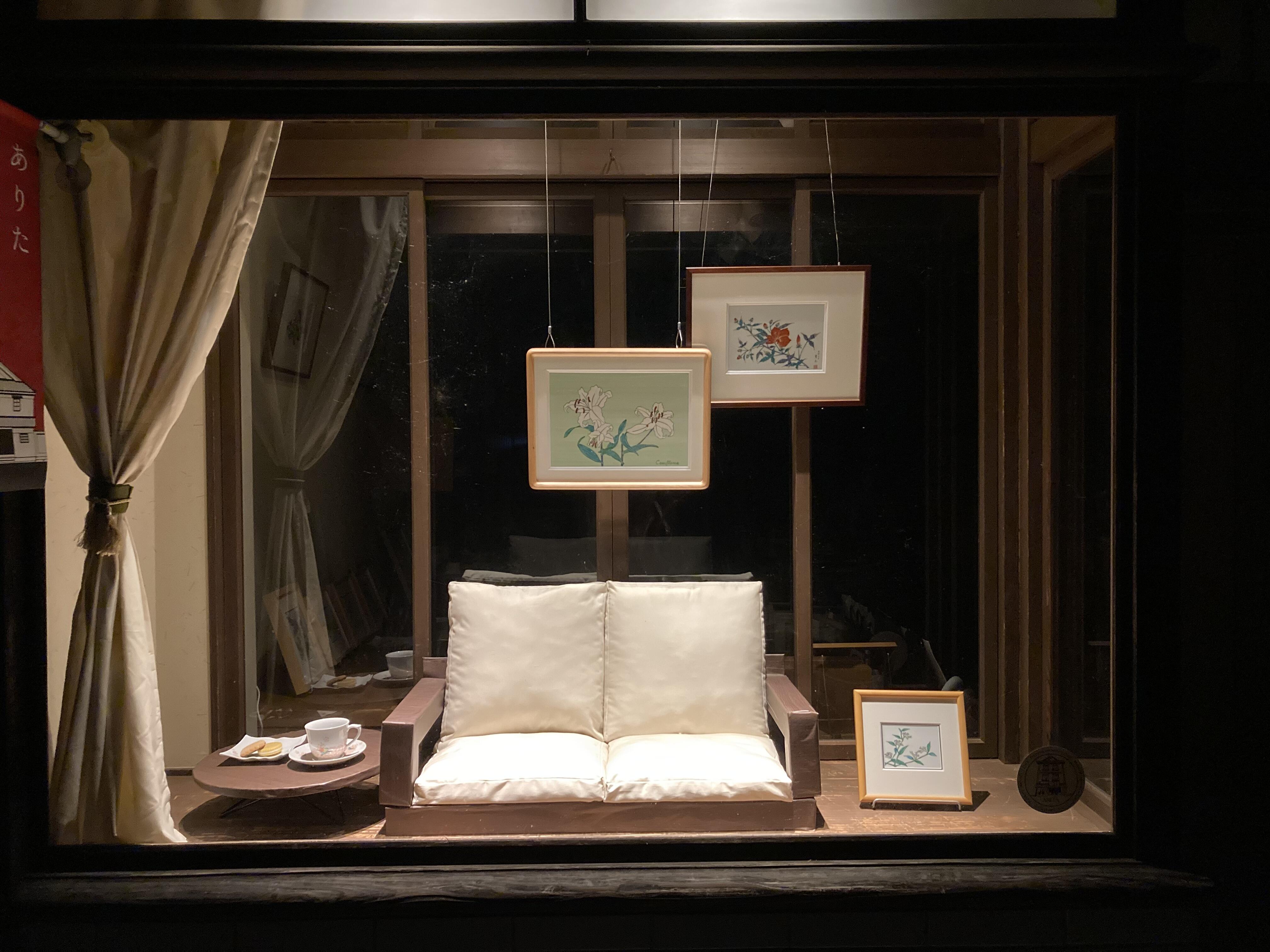 2025年「第20回 有田ウィンドウディスプレイ甲子園」開催！ 参加チーム募集中！ 2025年「第20回 有田ウィンドウディスプレイ甲子園」が今年も開催！参加高校を2025年6月30日 月 まで募集しています。 国の重要伝統的建造物群保存地区である有田内山の町並みを舞台に実施