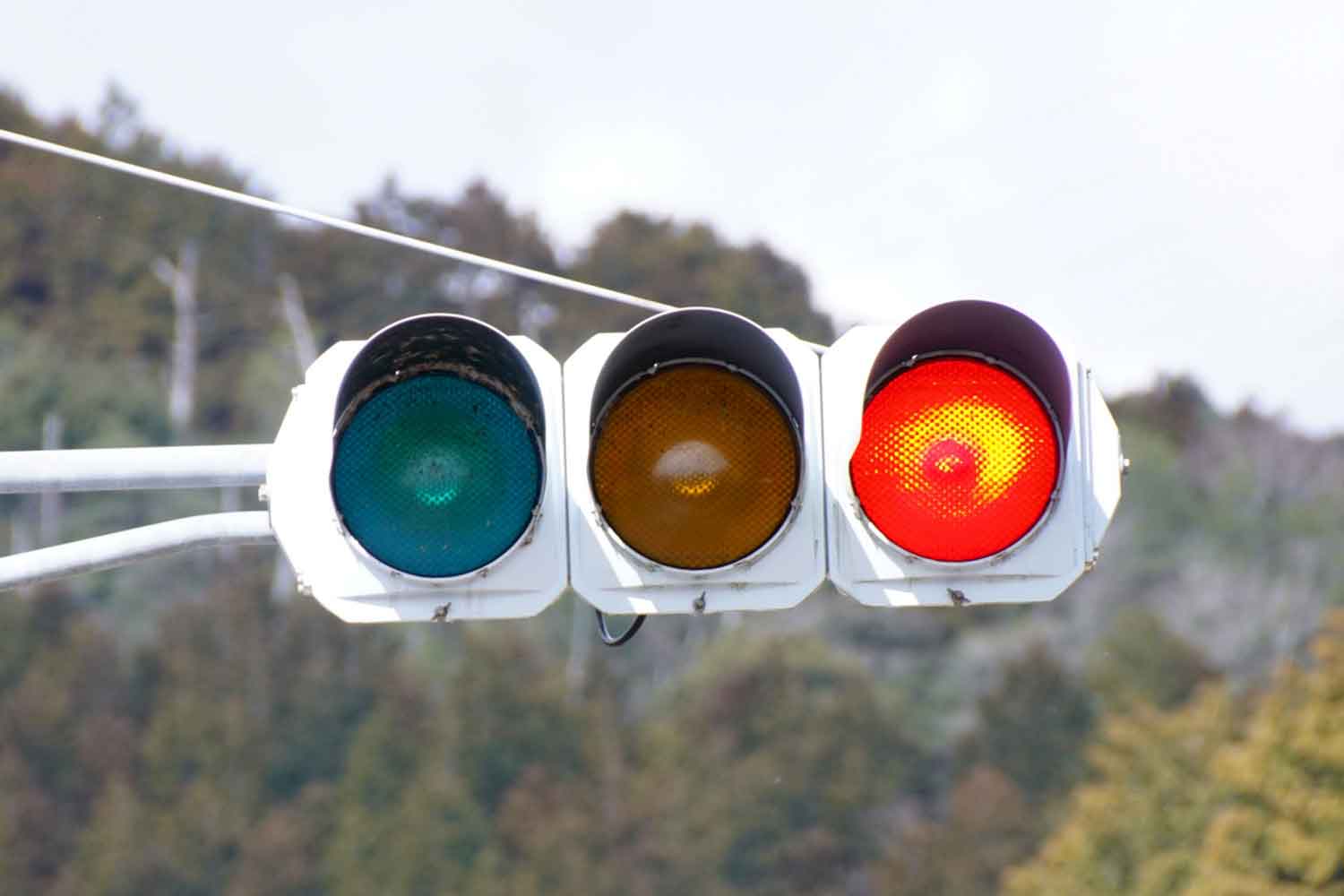 コストが安く長寿命! LED式信号機のメリットとデメリットとは？ - 自動車情報誌「ベストカー」