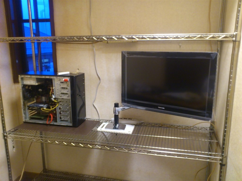 モニタアームをルミナスラックに設置したぞ！簡単だったぞ！ - lisz-works