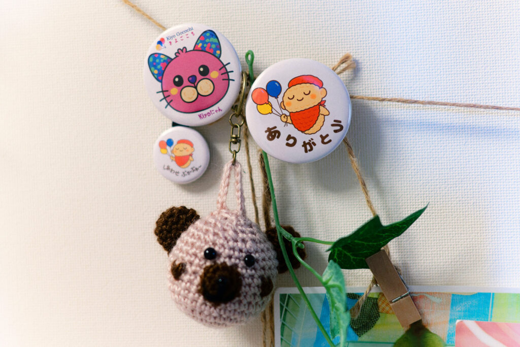 缶バッジの新しい飾り方 缶バッチ 壁掛け コレクションケース 缶バッジケース ディスプレイケース uvカット 透明 ホッチキス 壁付け 賃貸 額縁飾る 推し活