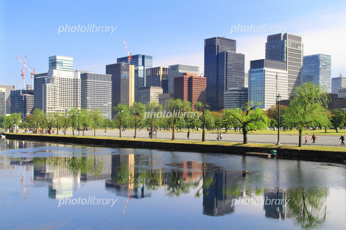 街の建物と奥の方には木や山が広がる 無料背景イラスト素材Good
