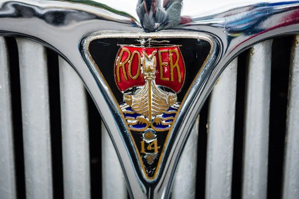 個人の高級車リンカーン コンチネンタル マーク V のフードの装飾 — ストック編集用写真©S_Kohl 73341955