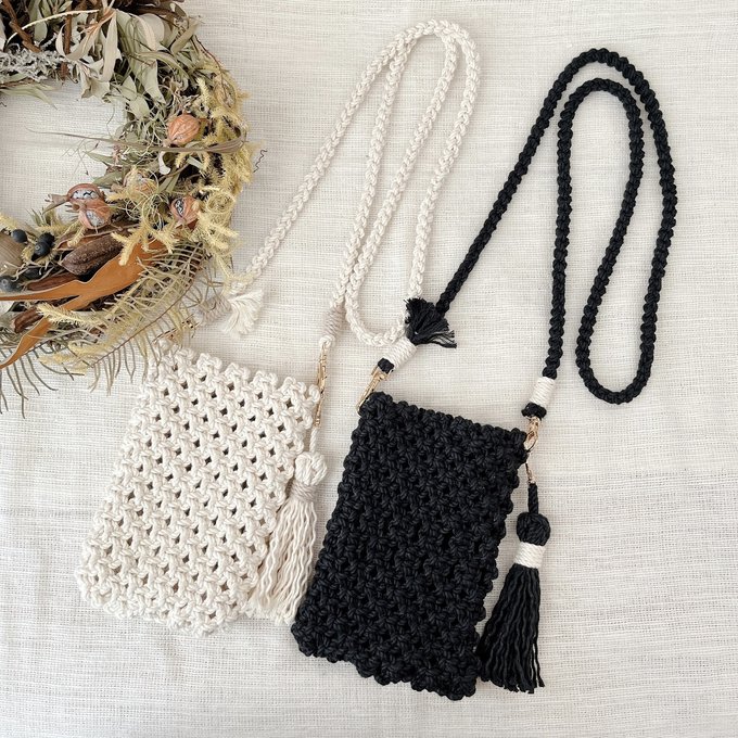この前、やっとYouTubeにupしたマクラメバッグのレシピ💗 やっぱり可愛い〜🥰 マクラメ×コンチョ×レザーの組み合わせが、夏にピッタリ🌺☀️ 早速作ってもらえて嬉しいです🥹🥹 このバッグ、アレンジが結構できるなーと思ってるんだけど、 フリンジなし、フリンジの長さ