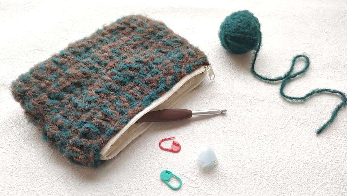 ジャンボかぎ針「アミュレ」で編む 細編みのバイカラーポーチ手作りレシピクロバー株式会社