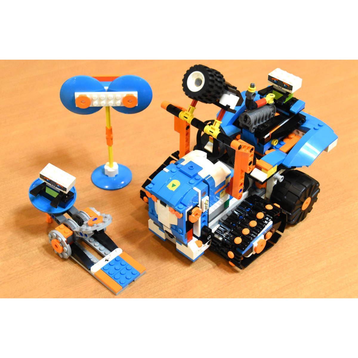 1000個のLEGOブロックで作られたLEGOベースギターが話題に、演奏映像あり - amass