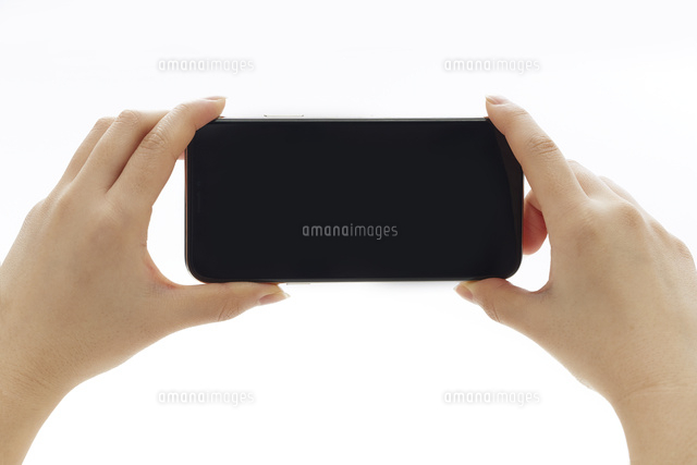 携帯電話を使った笑顔の黒人男性の横の肖像画の写真素材・画像素材 Image 96285240