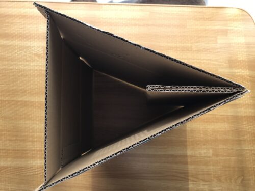 どうぞのいす 大道具 『立て札』ができましたー！ 材料は、段ボールと色画用紙です。 下の土台は小さい段ボールがあったので、そこにペットボトル 水が入ってる ←すぐ倒れないよう重さを調節 そしてその隙間に新聞を詰め込んでます。棒の部分は、つっぱり棒で固定して