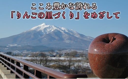 玄関を開けると林檎の木が見える。こんなに赤くなってる。王林のはずなんだが？こんなに赤く成るものなのでしょうか？  鳥に突かれたり蟻たかってたり🐜してるのですが、もう少し待ってアップルパイにしようかと。 #マイガーデン