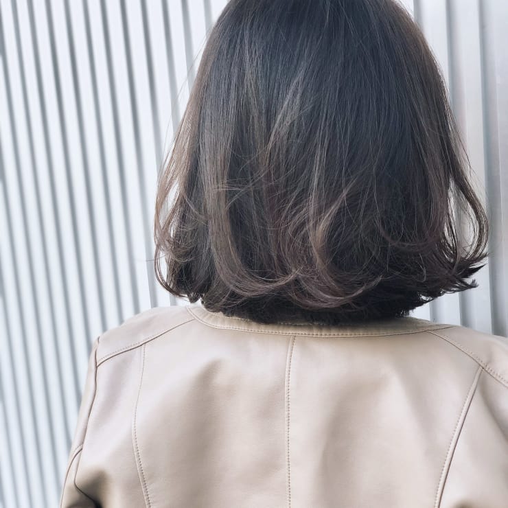 グレイカラー リタッチ ×ナチュラルベージュ グラデーション 丸型×ミディアムの30代-40代におすすめ 巻き髪×茶髪 ブラウン グラデーションカラーのモテ・愛されヘアスタイル-OZmallヘアサロン予約