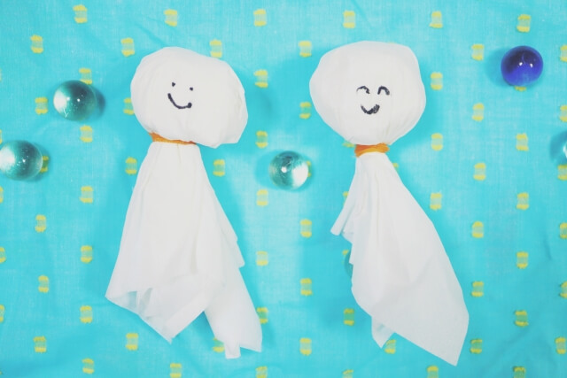 乳児向け 室内で楽しめるすずらんテープ遊び4選保育士を応援する情報サイト 保育と暮らしをすこやかに ほいくらし