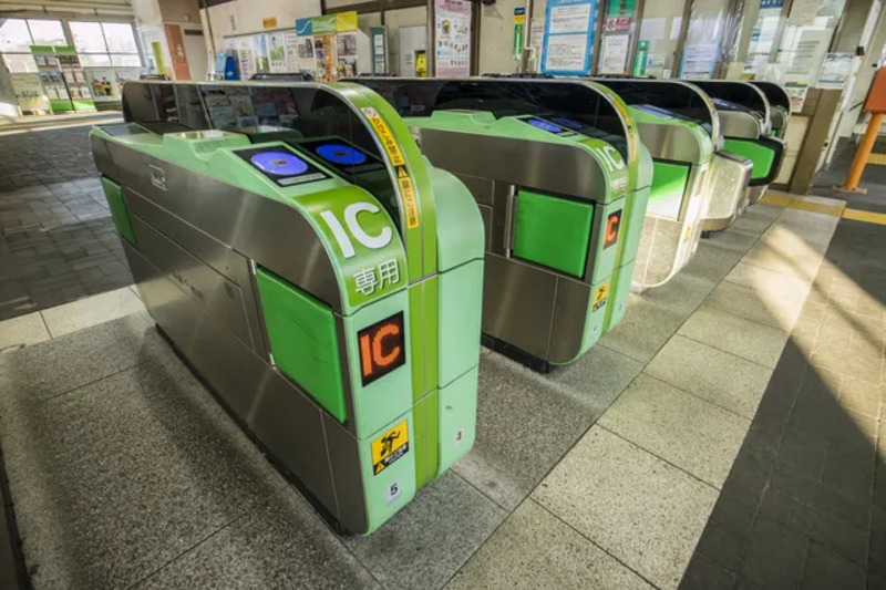 並んでいる、閉じた自動改札の無料イラストイラストセンタ