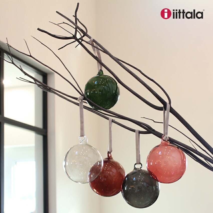 年中吊るしてます イッタラ オーナメントボールネコとおひとりぐらし