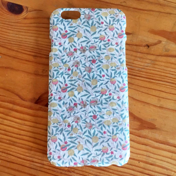 推しを推すスマホケース」の作り方。透明なiPhoneケースにトレカ・ステッカーを挟む簡単アレンジから上級者向けまで！推し活がもっと楽しくな