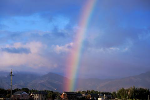 強雨のなか二重の虹 四日市市街地の空を彩る |