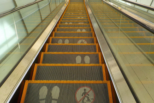 2,918 動く歩道 Stock Photos, High-Res Pictures, and Images - Getty Images歩く歩道,空港, エスカレータ