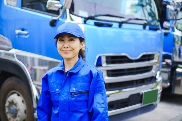 今日はクイーンズスクエア横浜1階 クイーンズサークルにて明日まで開催している 「夢を運ぶトラックデザインコンテスト」の 会場からリポート🎤会場には小学生の子ども達が トラックの側面にこんな絵があったら良いなぁ という思いを込めて描き見事、入選した 作品が展示