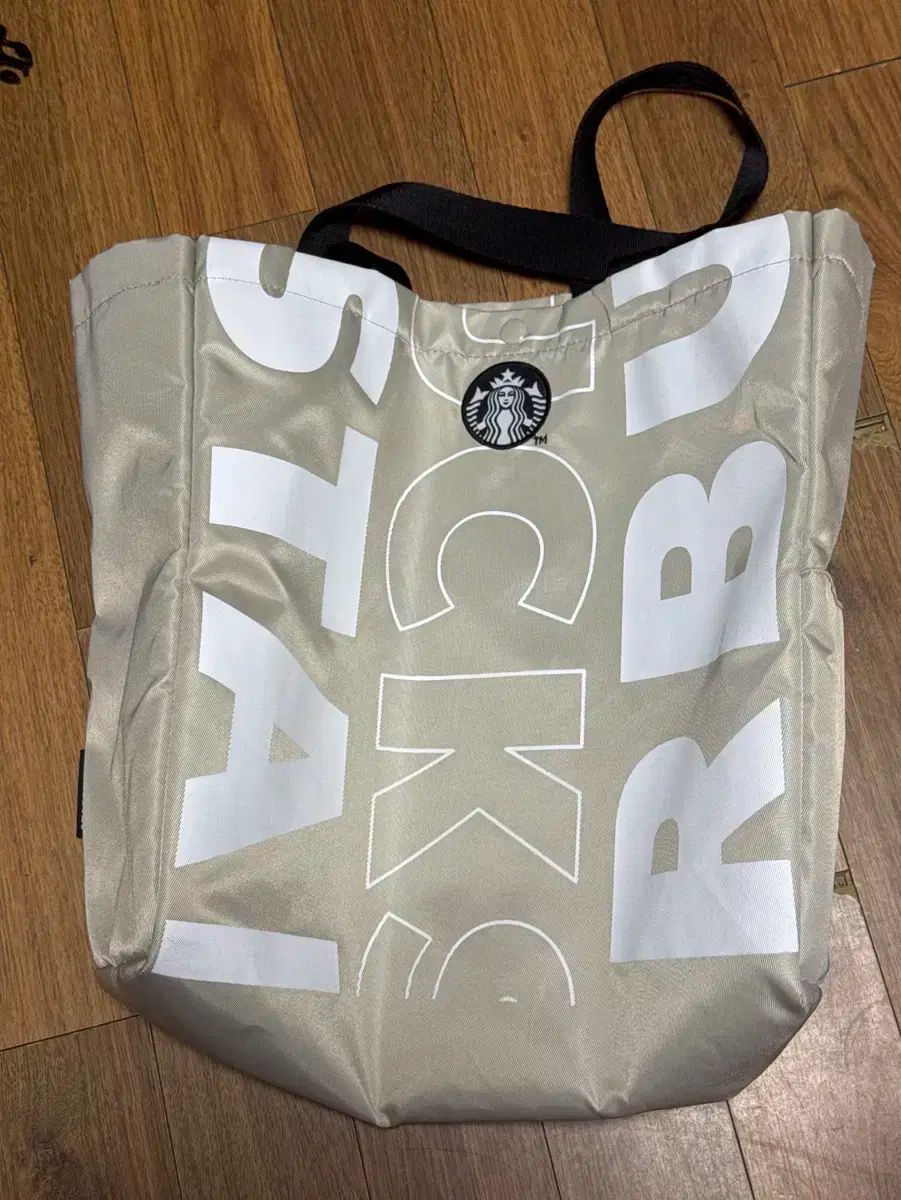 バレンシアガの新作ショッピングバッグ - まるで“紙袋”なレザートート - ファッションプレス