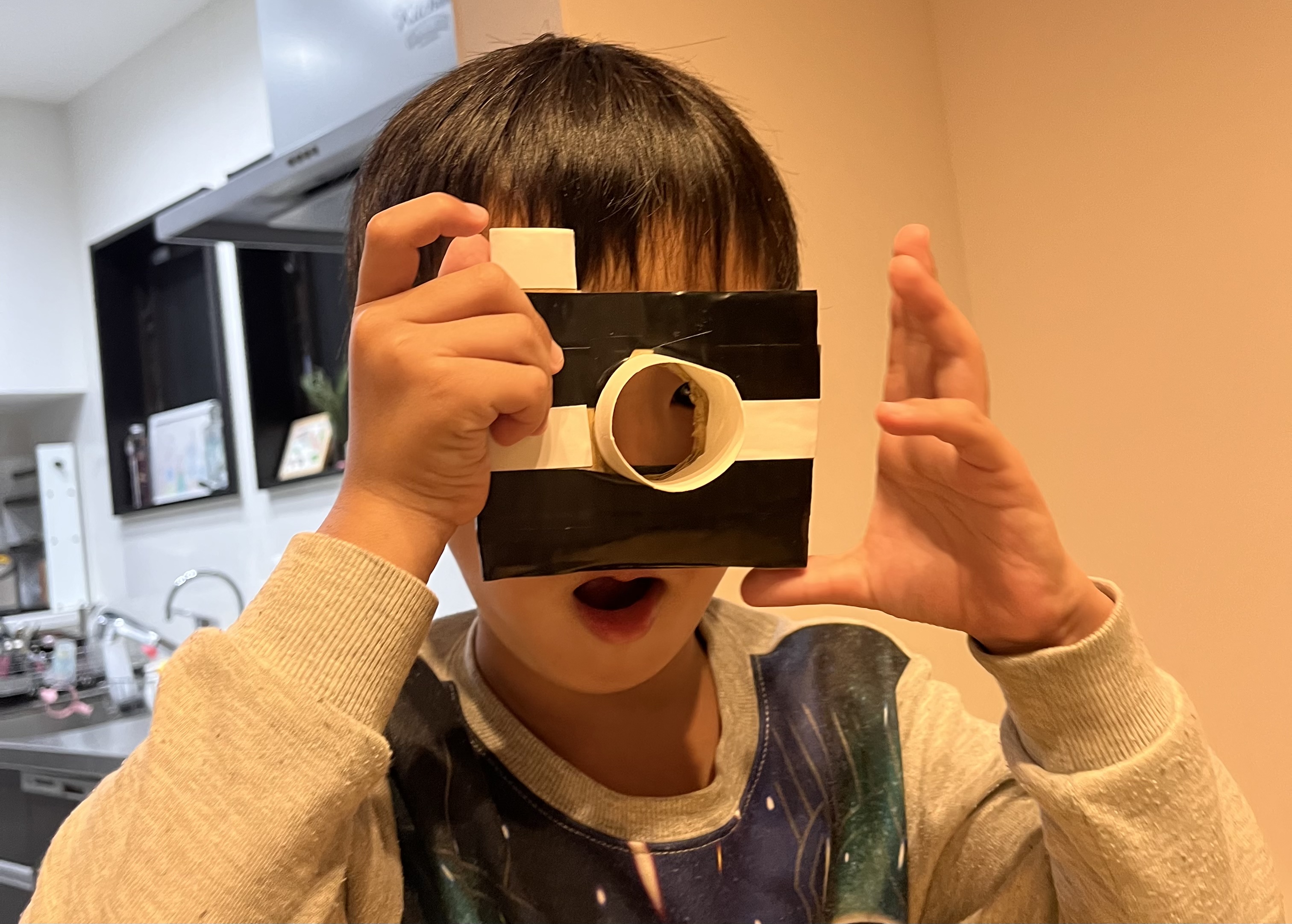 カメラの形をしたダンボール工作キット「カゾクッテ」学研ステイフルから登場変デジ研究所