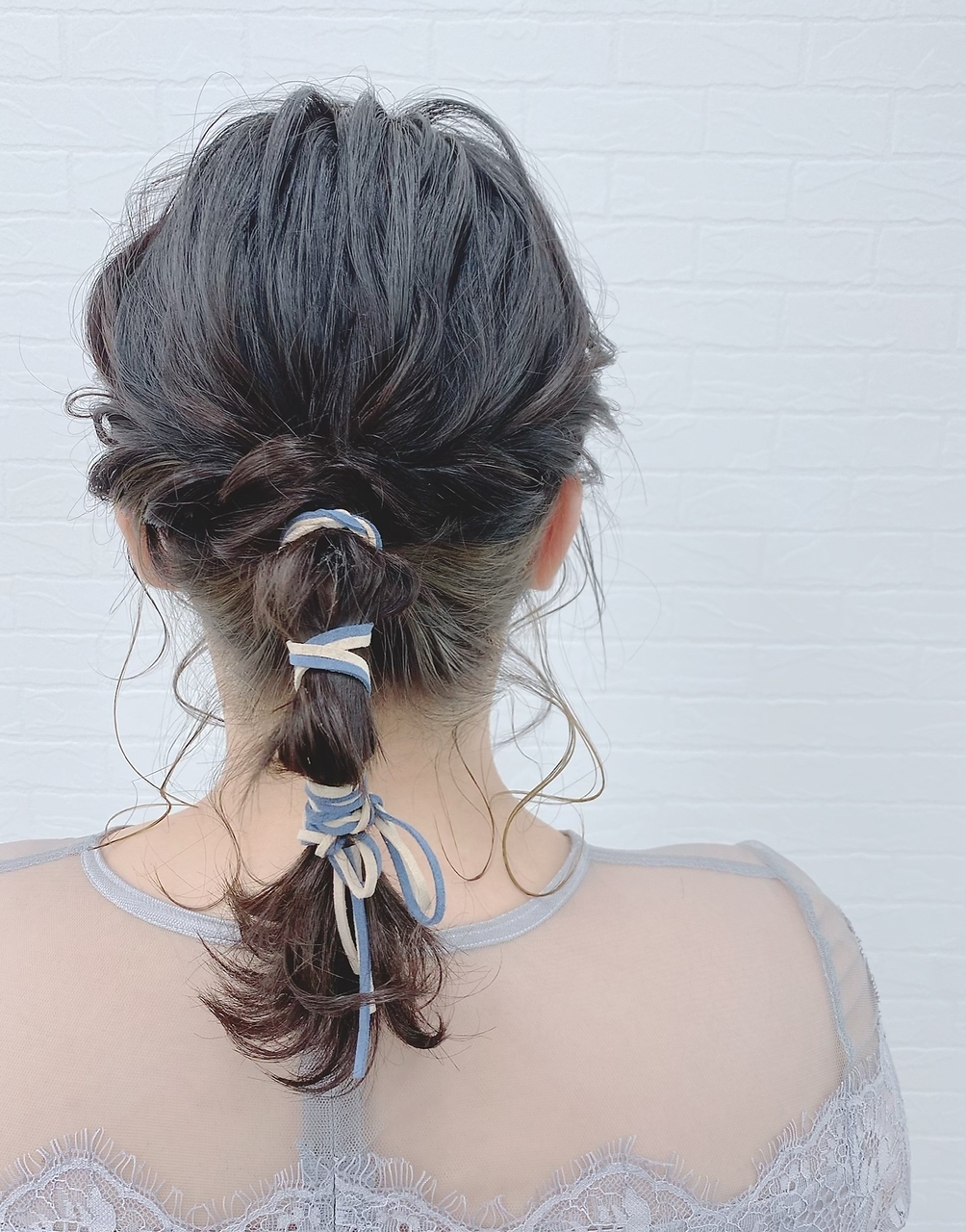 ミディアム 大人の低めポニーテール シンプルカジュアルな紐アレンジプロ直伝ヘア ZACCOggi.jp