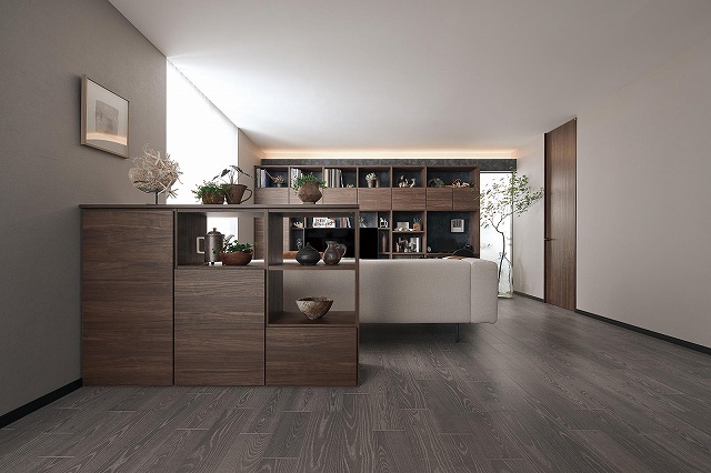 新しいショールームの寝室キュビオス事例です。クラシカルなデザインの壁紙で遊んでいます♪寝室本棚の中央は、あえて椅子やアートを飾りリラクゼーションスペースを作り 贅沢度をUP! ベッドカバーやリネンの色と合わせてアートもコーディネート間接照明も入れて