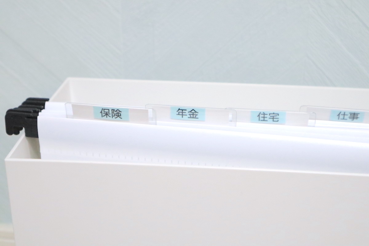 100均グッズでできる！ハンギングホルダーを使ったゴミ袋・ポリ袋収納の方法ポリ袋・ゴミ袋のサニパック