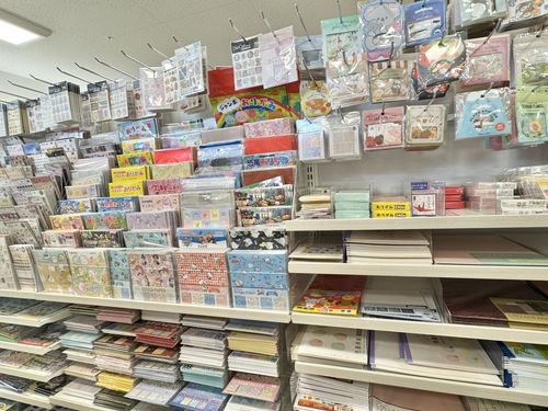 推し活に大活躍！セリア「ホログラムシート」でお気に入りをキラキラにデコ♪ - macaroni