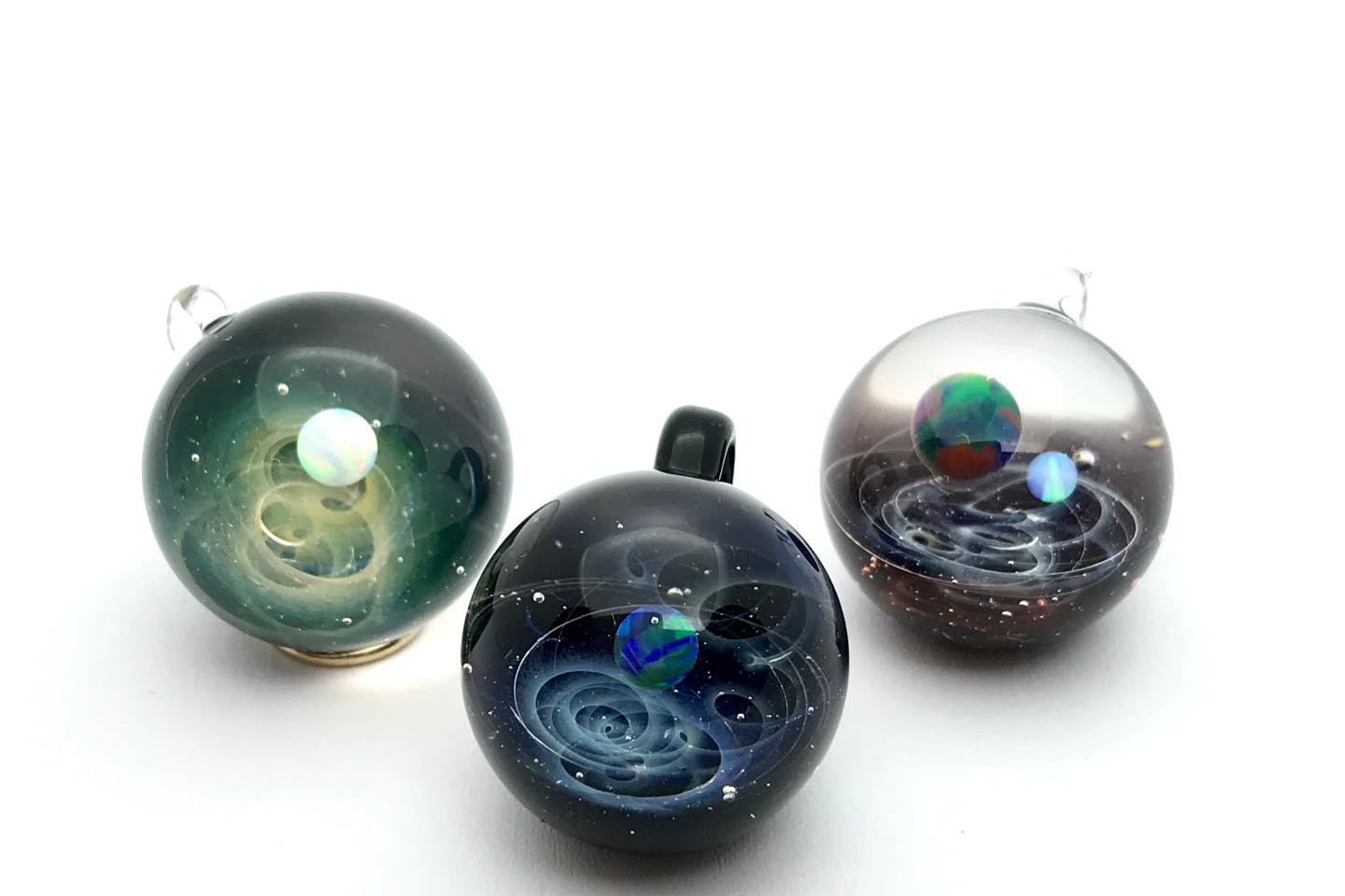 レジン宇宙渦の作り方☝️ ・ ・ ご要望が多かったので ブログにまとめました！ よかったらご参考にどうぞ☺️ ・ ブログにはプロフィールよりアクセス✨@lindisima_811 ・ ・レジン道宇宙レジンハンドメイドハンドメイドアクセサリーハンドメイドピアス