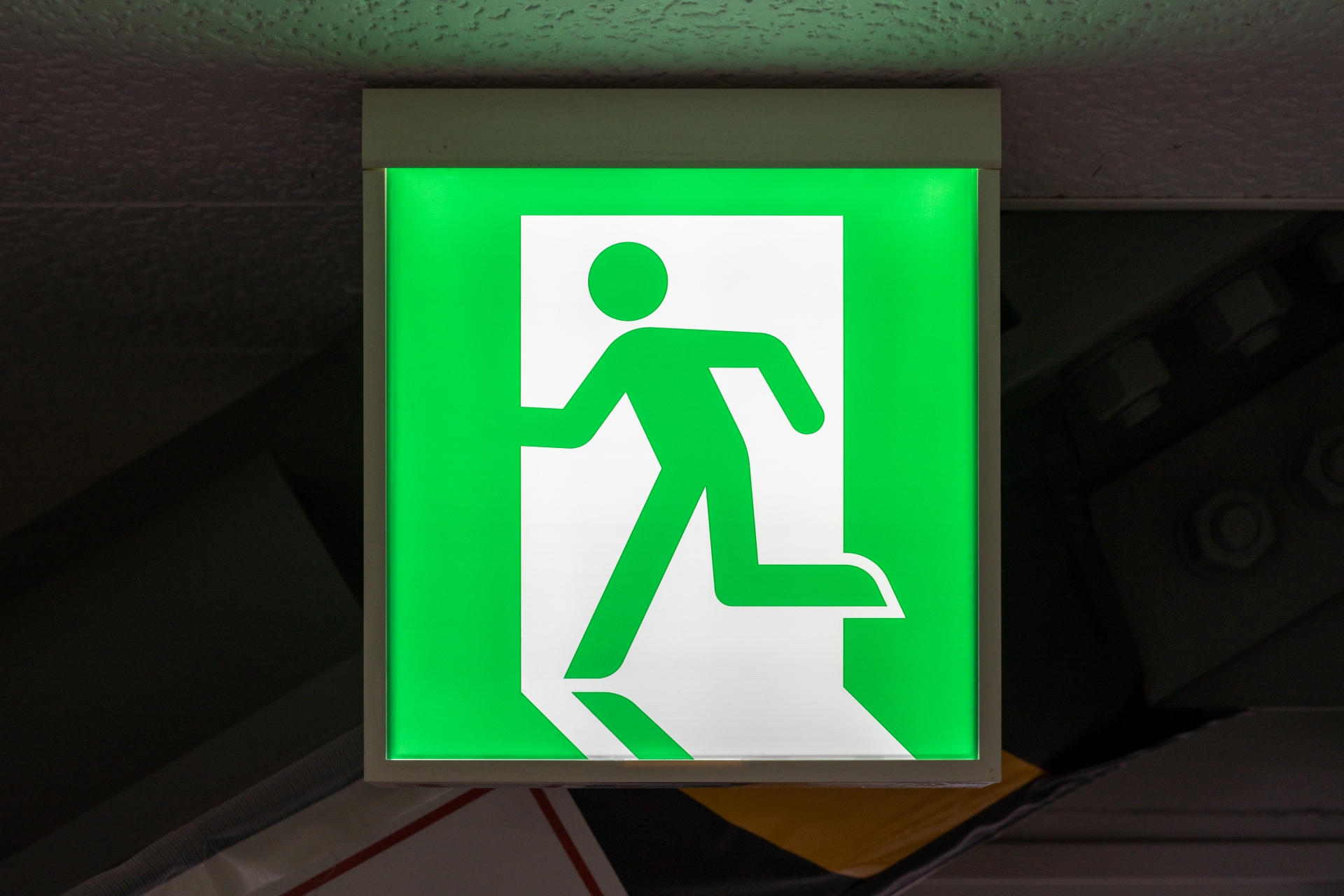 9割の人が知らない 非常口マーク、実は緑色と白色では意味が違います