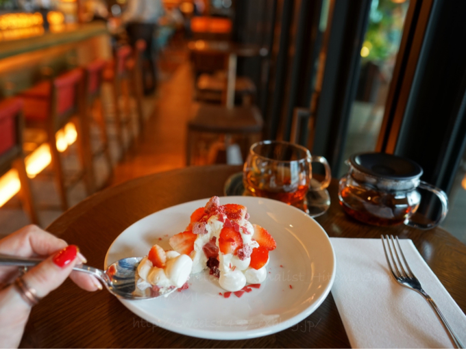 外苑前 THE BELCOMO: 『苺のバシュラングラッセ』900円 : 本日はクリスマスっぽいスイーツを投稿します🎅@mi_gourmet21 さん主催のカフェ会に参加してきました😆 @mi_gourmet21 さん @megubooo さん@___ksdayo_sweets さん ありがとうございました😄😄 : 青山