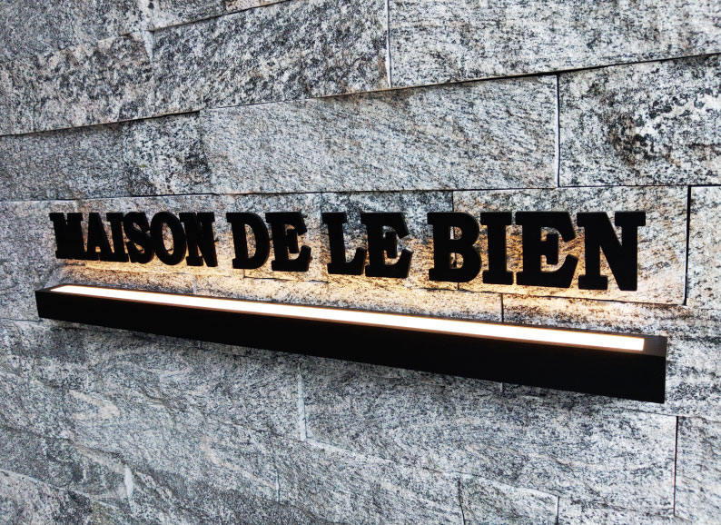 小さくても豪華でかっこいい会社看板。切り文字付きの看板。建物の名称看板なら銘板館へ 施工事例