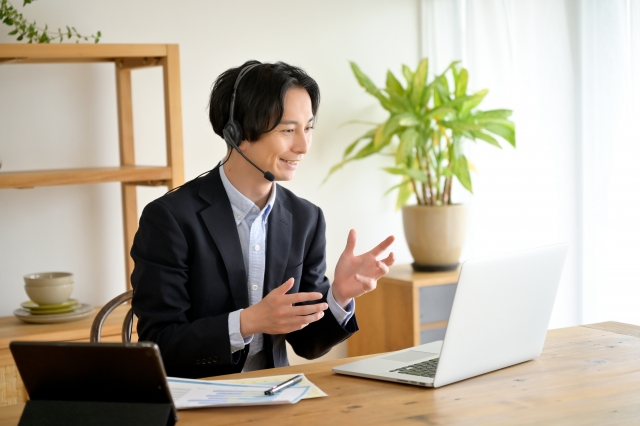 フリー写真ノートパソコンで仕事中のビジネスマンの手でアハ体験GAHAG著作権フリー写真・イラスト素材集 - GAHAG著作権フリー 写真・イラスト素材集