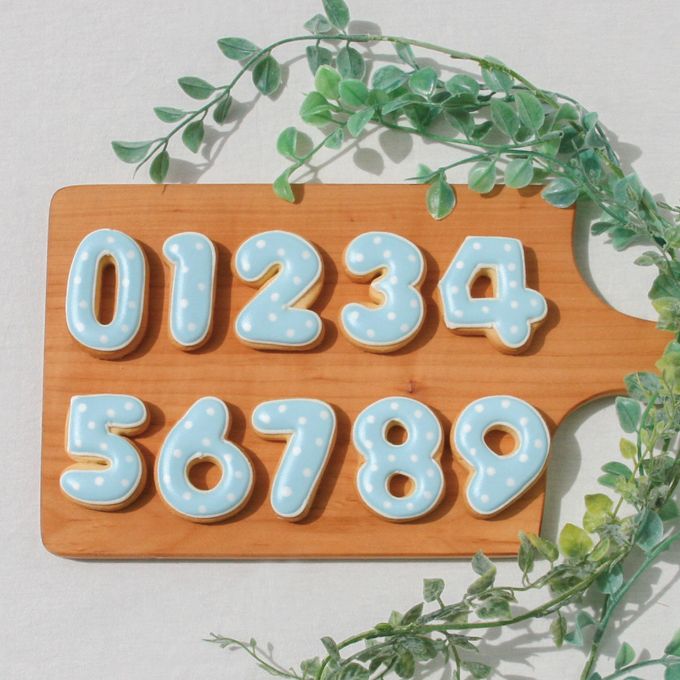 title こんにちは、和気文具スタッフの今田です😃オンラインショップは長期休暇をいただいておりますがインスタは配信してみます~✨ ・日付シールを眺めながら「いろんな数字書いたなあ~」なんて考えていました。そこで今回は金・土・日でこの数字の中から3つ