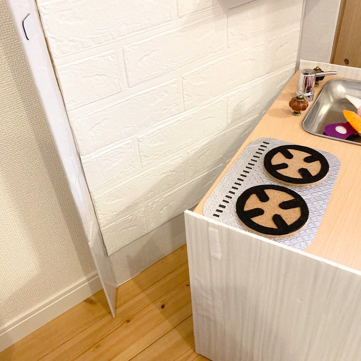 ダンボールを使った ままごとキッチンの作り方① 棚編 - Mamacraft Cafe 〜ママクラ