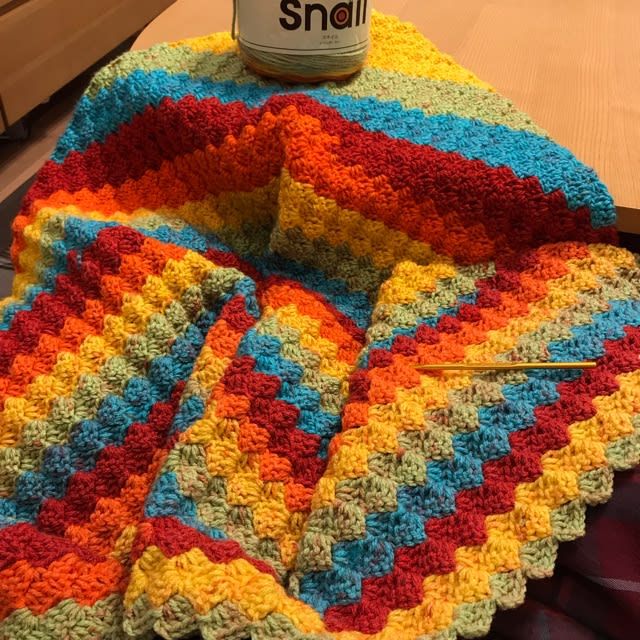 ちょうどいい色の糸を見つけたので、ダイアゴナルステッチのハンカチに縁編みしてみた😊 可愛い💕 これで完成