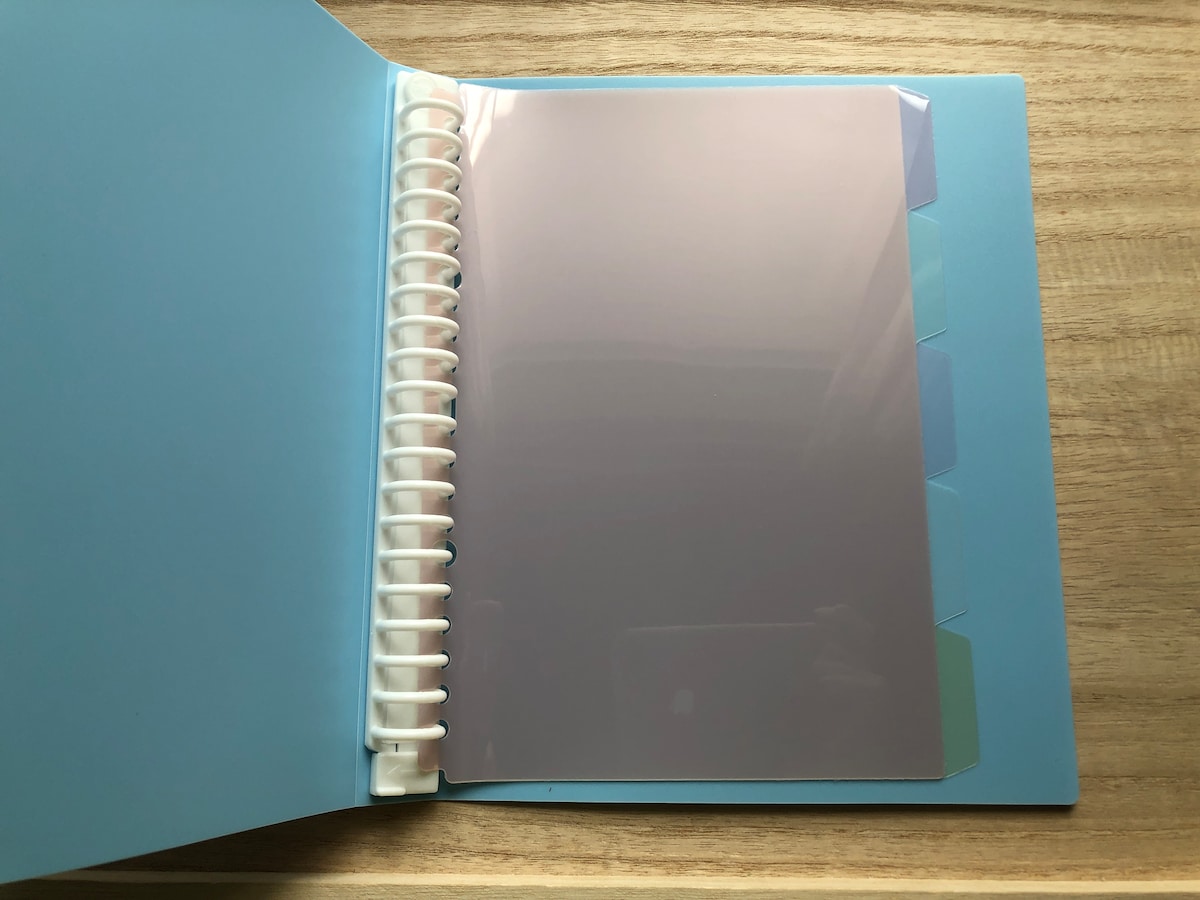 ダイソー新商品❗小さなルーズリーフを入れられるバインダーが出た❗なんと9穴❗日本初❓❗「西葛西のヨッシー」の独り言❗️
