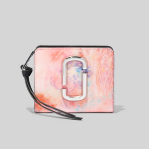 フェンディ」と「マーク ジェイコブス」の強力コラボ！ 大胆ロゴでアレンジしたバッグ、財布、スニーカーUOMO