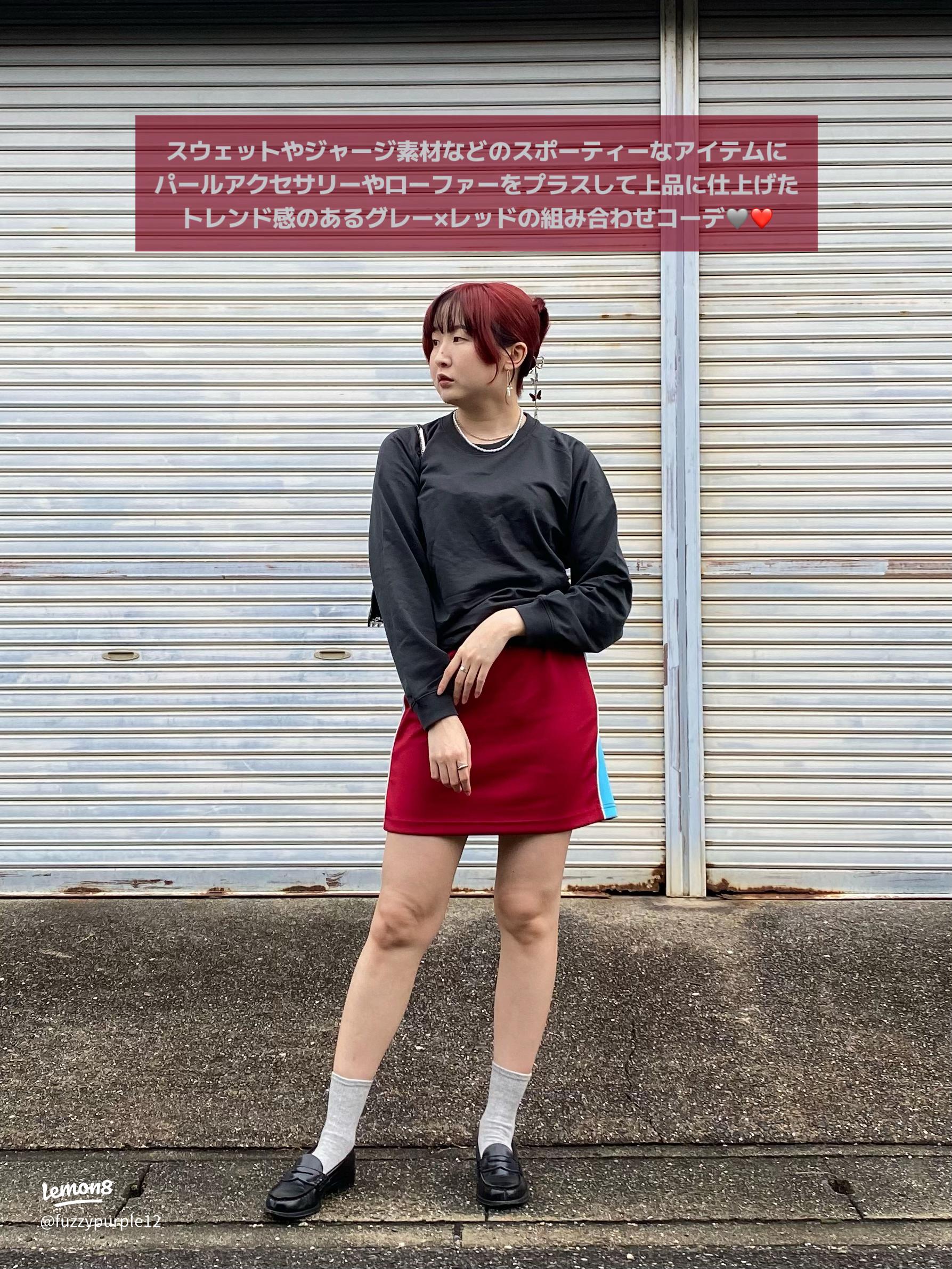 赤と紫とグレーの組み合わせがユニークなカラーコーディネート色彩101®カラーコーディネートと色彩学習