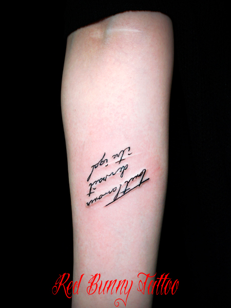 腕に文字のタトゥー東京のタトゥースタジオ レインフォールタトゥ