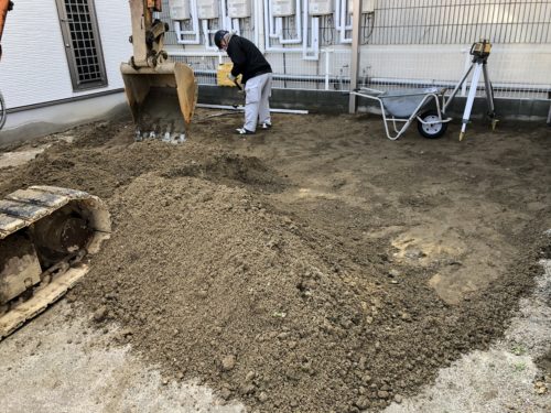 鋤取り すきとり 。, 言葉の意味は, ある一定の厚さに薄く土砂をけずりとる作業のことです。, この場所に家庭菜園を作ります🍅,お楽しみに♪,すきとり 外構工事 家庭菜園 畑 バックホウ 土砂 香川県 さぬき市 建設業 土木工事